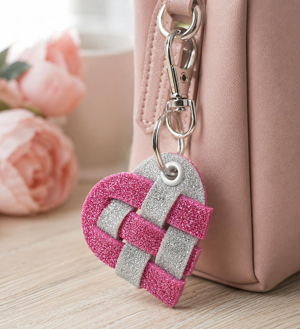 Handgefertigter Herz-Schlüsselanhänger in Pink-Silber aus Moosgummi mit Glitzer, mit Karabiner an rosa Handtasche befestigt