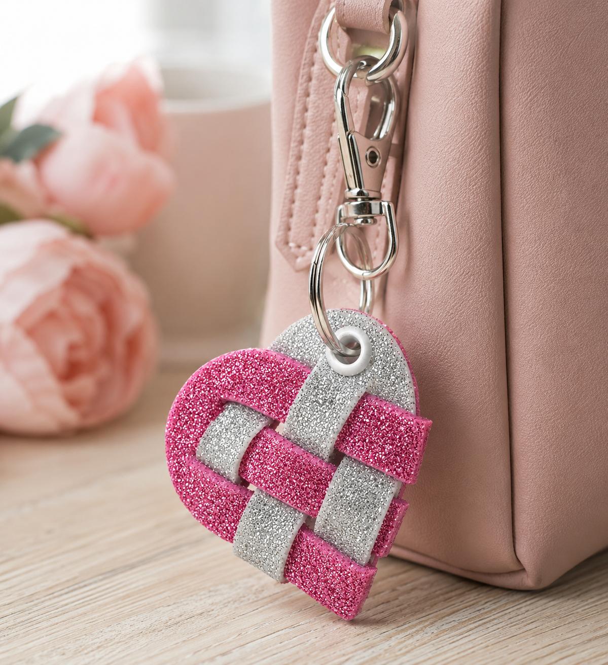 Handgefertigter Herz-Schlüsselanhänger in Pink-Silber aus Moosgummi mit Glitzer, mit Karabiner an rosa Handtasche befestigt