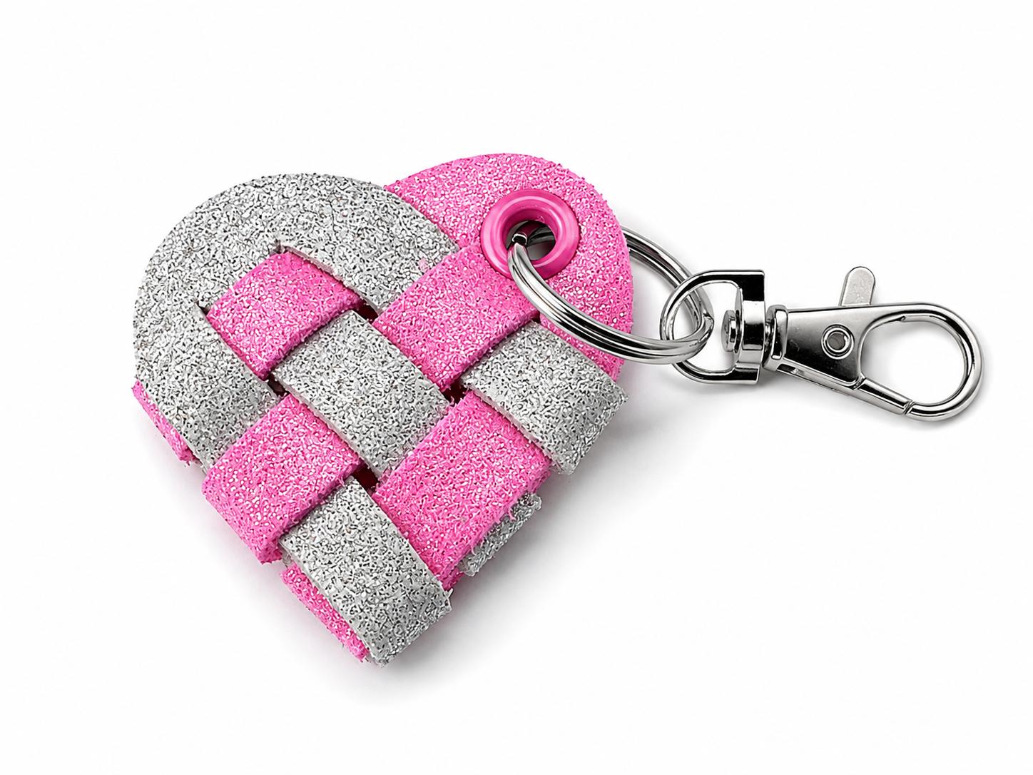 Handgefertigter Herz-Schlüsselanhänger aus Moosgummi mit Glitzer. Jedes Stück ein Unikat. Ca. 5,2 × 6 cm, mit Karabiner & Schlüsselring. Zartes Candy Pink