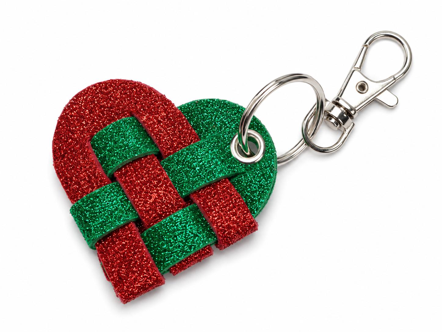 Handgefertigter Herz-Schlüsselanhänger aus Moosgummi mit Glitzer. Jedes Stück ein Unikat. Ca. 5,2 × 6 cm, mit Karabiner & Schlüsselring. Rubinror Glitzer